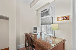 Spacious Apartment in Historic Townhouse - Image 4