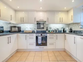 Lymington Retreat with Garden - Image 4