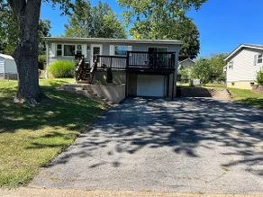 Cozy pet friendly home with fenced yard. - Image 2