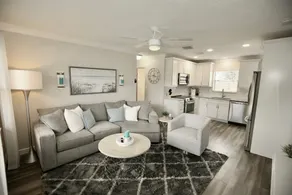 Spacious 3/2 w fenced yard - 5 to IMG & SRQ - Image 2