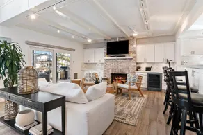 Waterfront home in Channel Island - Image 4