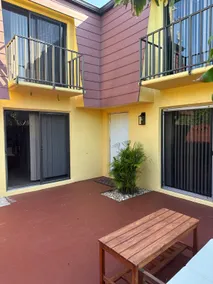 Centrally located Townhouse - Image 4