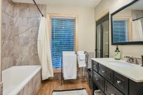 Amenity-Packed Holiday Home - Image 5