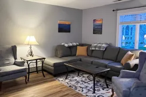 Centrally located penthouse sleeps up to 12 - Image 2