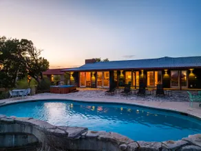 Legendary 3 Bedroom Estate with Pool & Hot Tub! - Image 5