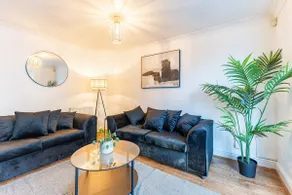 Bright 5-Bed House in Egham - Sleeps 8 Near M25 - Image 5