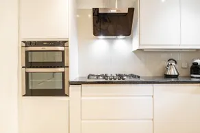 Bright 5-Bed House in Egham - Sleeps 8 Near M25 - Image 2