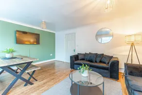 Bright 5-Bed House in Egham - Sleeps 8 Near M25 - Image 4