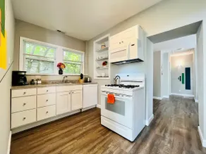 Cozy Bright Quiet Boho-Chic House in Bridgeport - Image 2