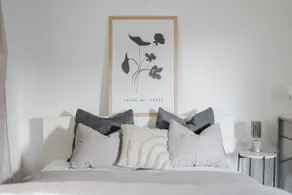 Work & Stay w/ Queen bed + Parking - Image 2