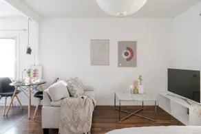 Work & Stay w/ Queen bed + Parking - Image 5