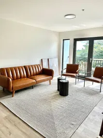 Modern 2 Bed Furnished Apartment in Quincy - Image 3