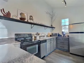 Airy Open & Unique 2BD near Dwtn - Image 2