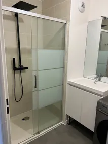 Beautiful apartment facing the train station / Private parking - Image 5