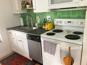 Cozy Casita with Covered Parking - Image 2
