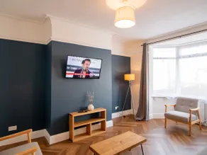 Stylish Terrace with Free Parking - Pass the Keys - Image 2