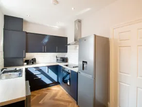 Stylish Terrace with Free Parking - Pass the Keys - Image 4