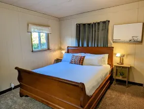 2 King Beds, Free Coffee, Comfy! - Image 4