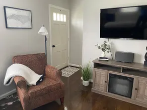 Charming home - newly renovated! - Image 2