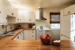 Serene and stylish lakeside bungalow. What a gem! - Image 4