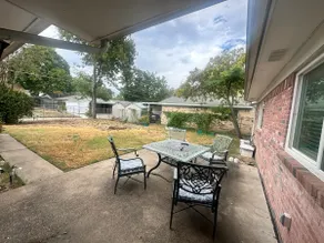 Entfernung zur UTD zu Fuß / Hinterhof mit Spielplatz - Image 4