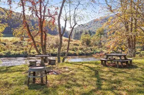 Tranquil Riverfront Living at Sasquatch Cabin! - Image 3