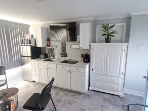 The Corner Apartment. In the heart of Anderson - Image 5