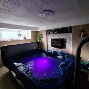 Private Jacuzzi & Sauna Suite - Image 4