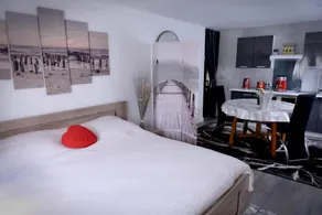 Private Jacuzzi & Sauna Suite - Image 3