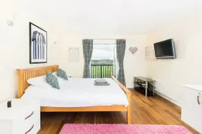 Spacious 5 Bed & Hot Tub Sleeps 13, near Stratford - Image 5