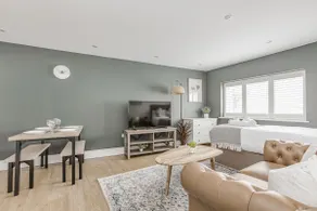 Modern 1 BR apt near town centre, perfect for long stays - Image 4