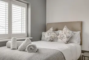 Modern 1 BR apt near town centre, perfect for long stays - Image 3