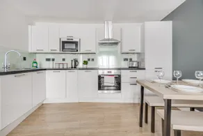 Modern 1 BR apt near town centre, perfect for long stays - Image 5