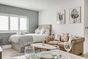 Modern 1 BR apt near town centre, perfect for long stays - Image 2