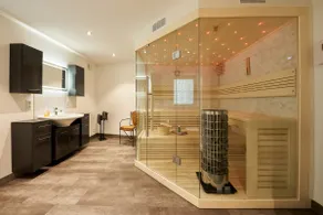 Townhouse with private spa - Image 3