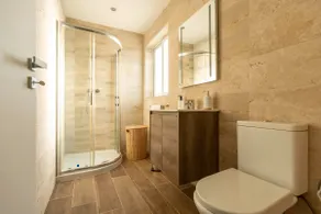 Modern 3BD Spacious Apartment with Terrace - Close to Yacht Marina - Image 5