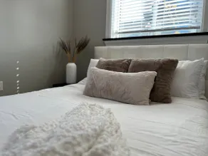 2BR/2BA in City 20 min to Downtown - Image 2