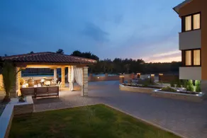Malibu Grand Royale – Luxury Group Villa - Image 4
