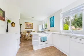 Hidden Cottage with Parking in Esher Surrey - Pass the Keys - Image 4