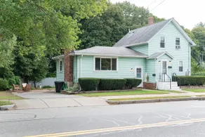 Delightful New England Townhome - Image 3