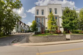 Elegant Melrose townhome near Broadway - Image 3