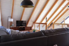 Log Cabin on Thorburn Lake-9 mins from Clarenville - Image 4