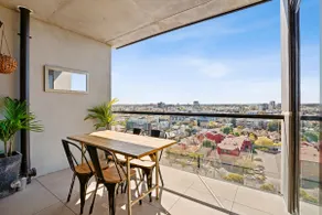 Ovation - New Footscray Apt w parking & pool - Image 4