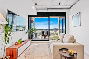 Ovation - New Footscray Apt w parking & pool - Image 2