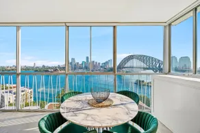 Sydney's Landmark Views from Luxury 2Bd Apt - Image 5