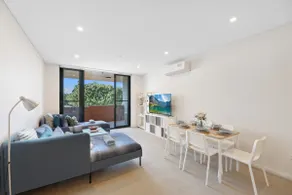 004. Luxurious and comfortable 2 bedrooms near Wolli Creek, 2km from the airport, 5 min walk to the train station, 20 min to Sydney city center - Image 2