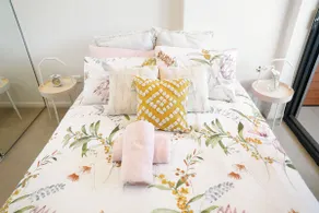 004. Luxurious and comfortable 2 bedrooms near Wolli Creek, 2km from the airport, 5 min walk to the train station, 20 min to Sydney city center - Image 3
