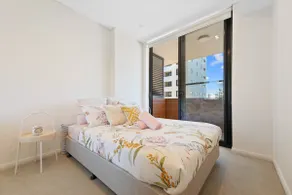 004. Luxurious and comfortable 2 bedrooms near Wolli Creek, 2km from the airport, 5 min walk to the train station, 20 min to Sydney city center - Image 4