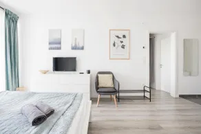 Modern Riverside Studio with Free Parking - Image 2
