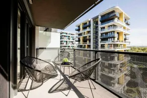 Modern Riverside Studio with Free Parking - Image 4